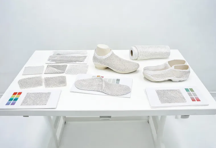 Footwear lining development bench with temperature-regulating textile